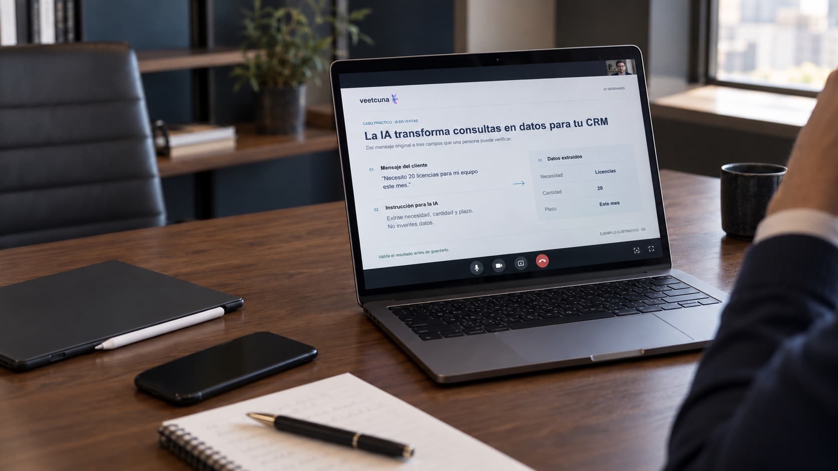 Laptop con un webinar que enseña a extraer necesidad, cantidad y plazo de una consulta comercial usando IA; imagen generada con IA